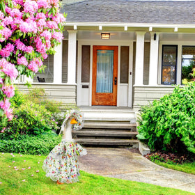 Outdoor-ready FuWeave fabric withstands sun and wind for porch decor.