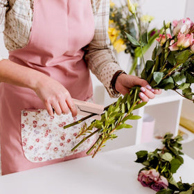 FWYDRJZC rose stem dethorner demonstrates easy use on fresh stems.