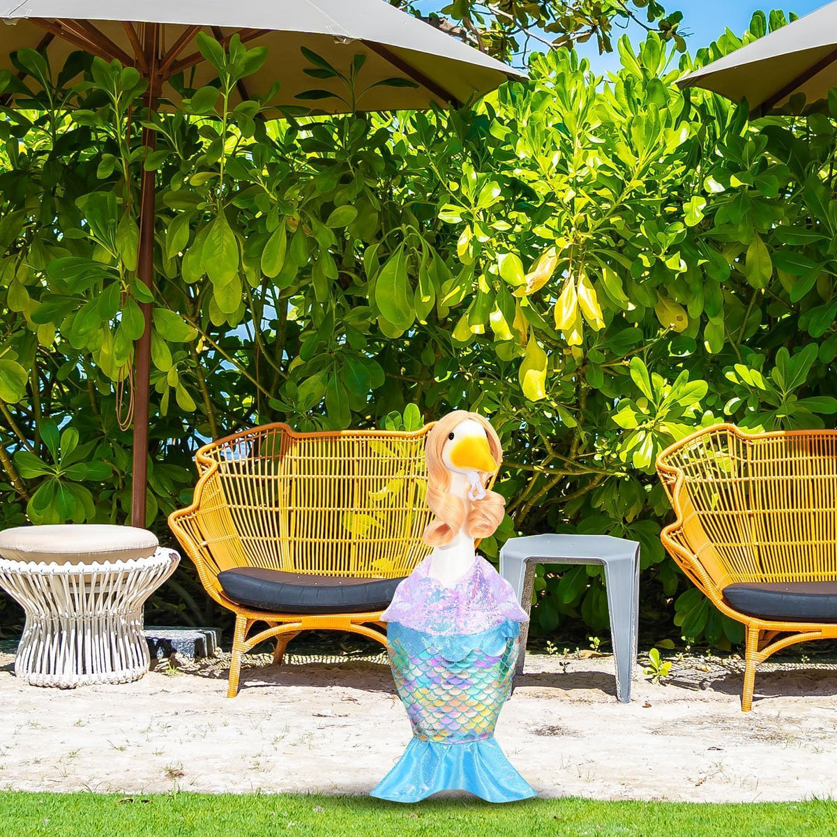 GANSHAYA Weather-resistant fabric withstands outdoor use.