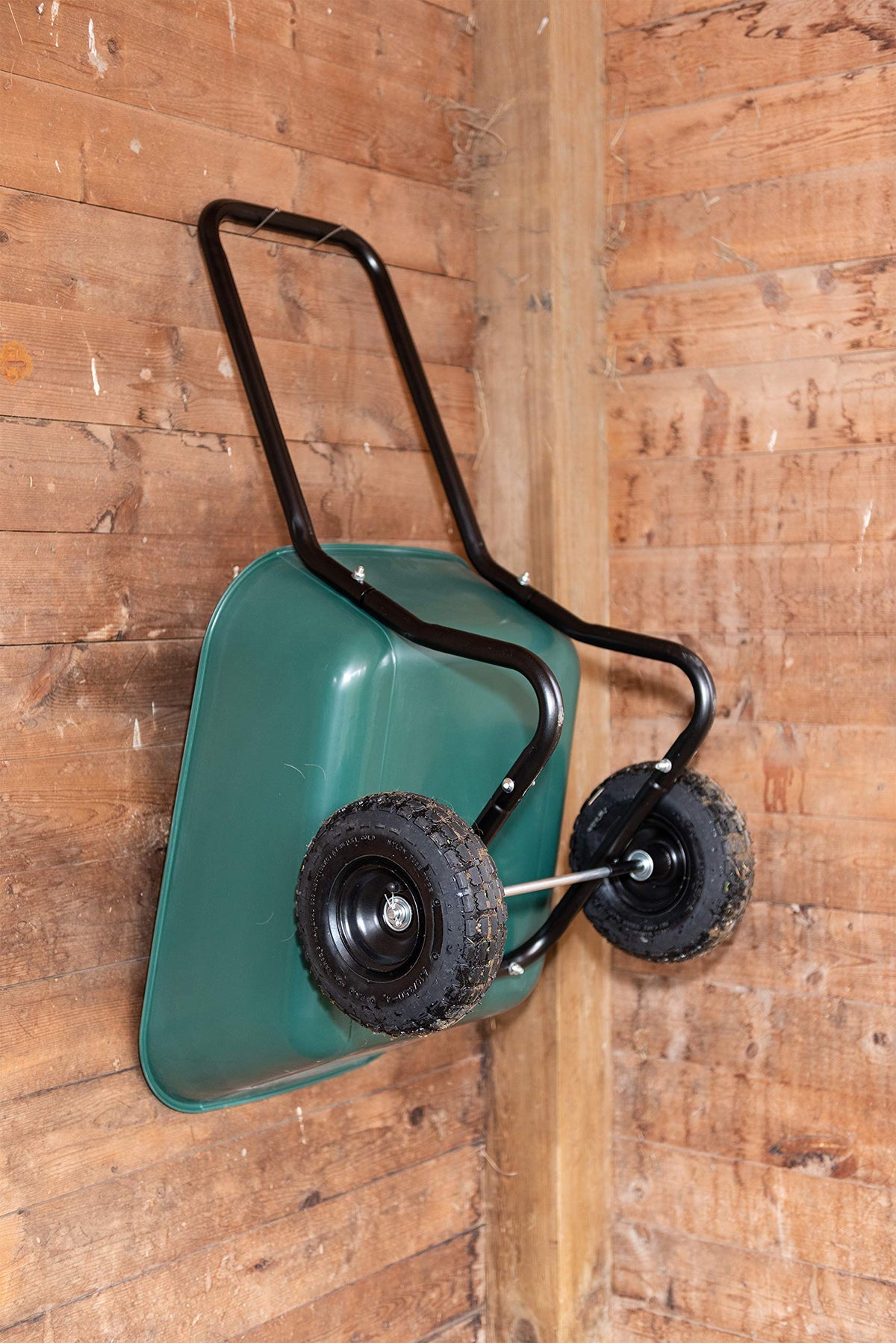 Garden Star 70019 two air-filled wheels improve balance and maneuverability