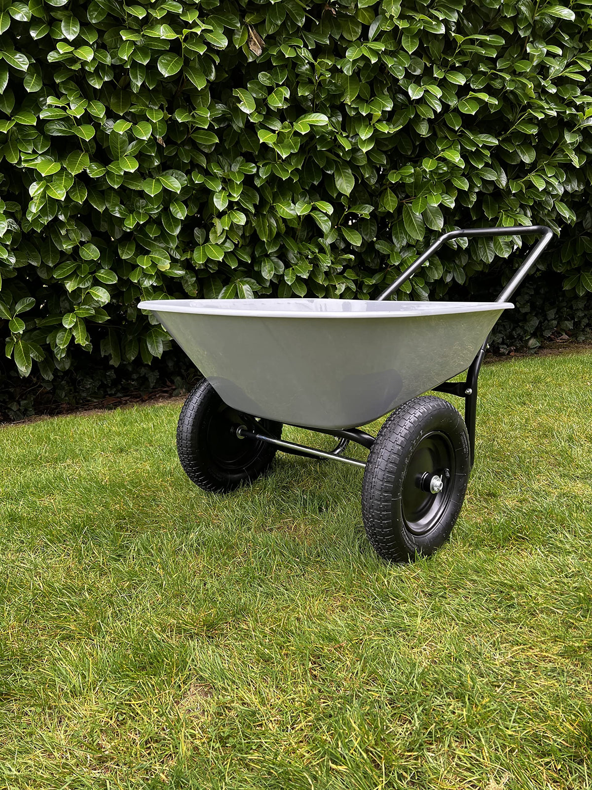 Garden Star rust-proof tray close-up highlighting durable 5 cu ft capacity.