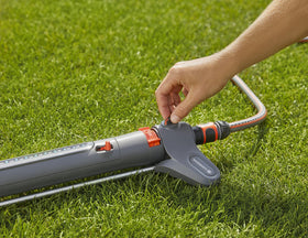 GARDENA AquaZoom wide-coverage demonstration for large lawn areas.