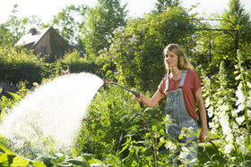 Water stop feature prevents drips after detaching from the hose