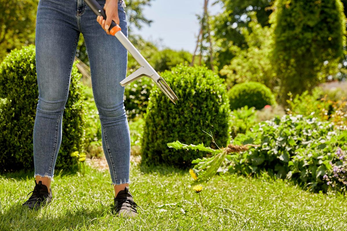 Gardena Weed Puller back-friendly design minimizes strain during use.
