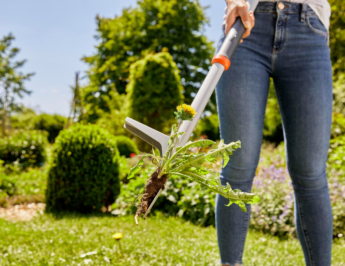 Gardena Weed Puller foot rest improves leverage while digging.