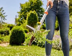 Gardena Weed Puller foot rest improves leverage while digging.
