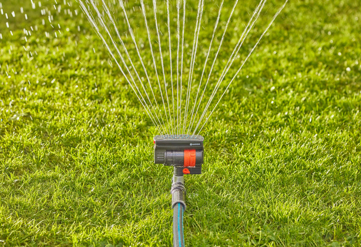Gardena ZoomMaxx with metal spike base provides stable placement on uneven ground
