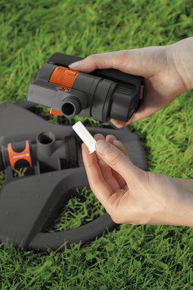 Gardena ZoomMaxx oscillating sprinkler with step spike for quick repositioning