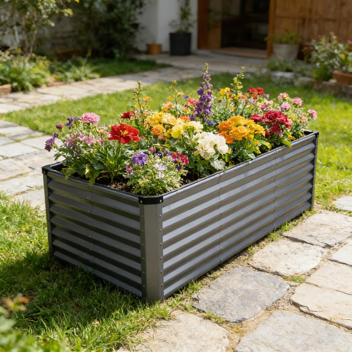 GARDMAX outdoor-ready bed resists heat and cold across seasons.