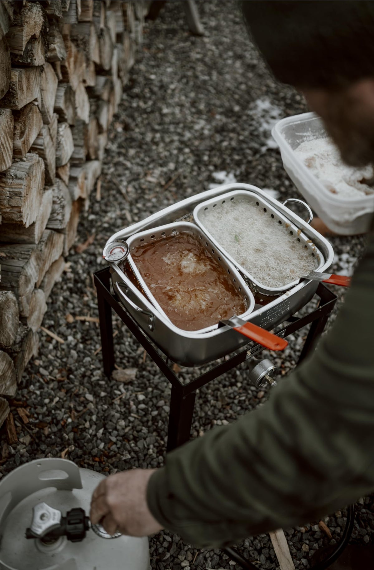 Gas One thermometer-equipped deep fryer allowing precise oil temperature monitoring.