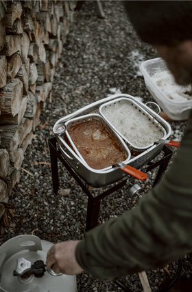 Gas One thermometer-equipped deep fryer allowing precise oil temperature monitoring.