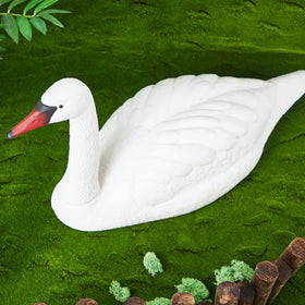Geetery swan-on-water ornament creates photogenic outdoor moments