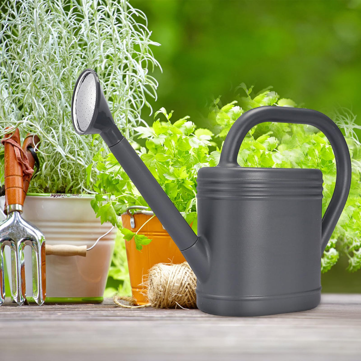 Gegemaoyi long spout design reaches tight spots for pot watering.