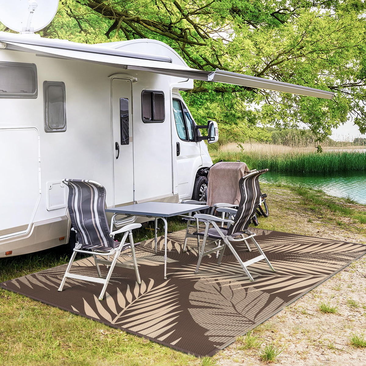 GENIMO rug with corner loops and stakes stays flat outdoors.