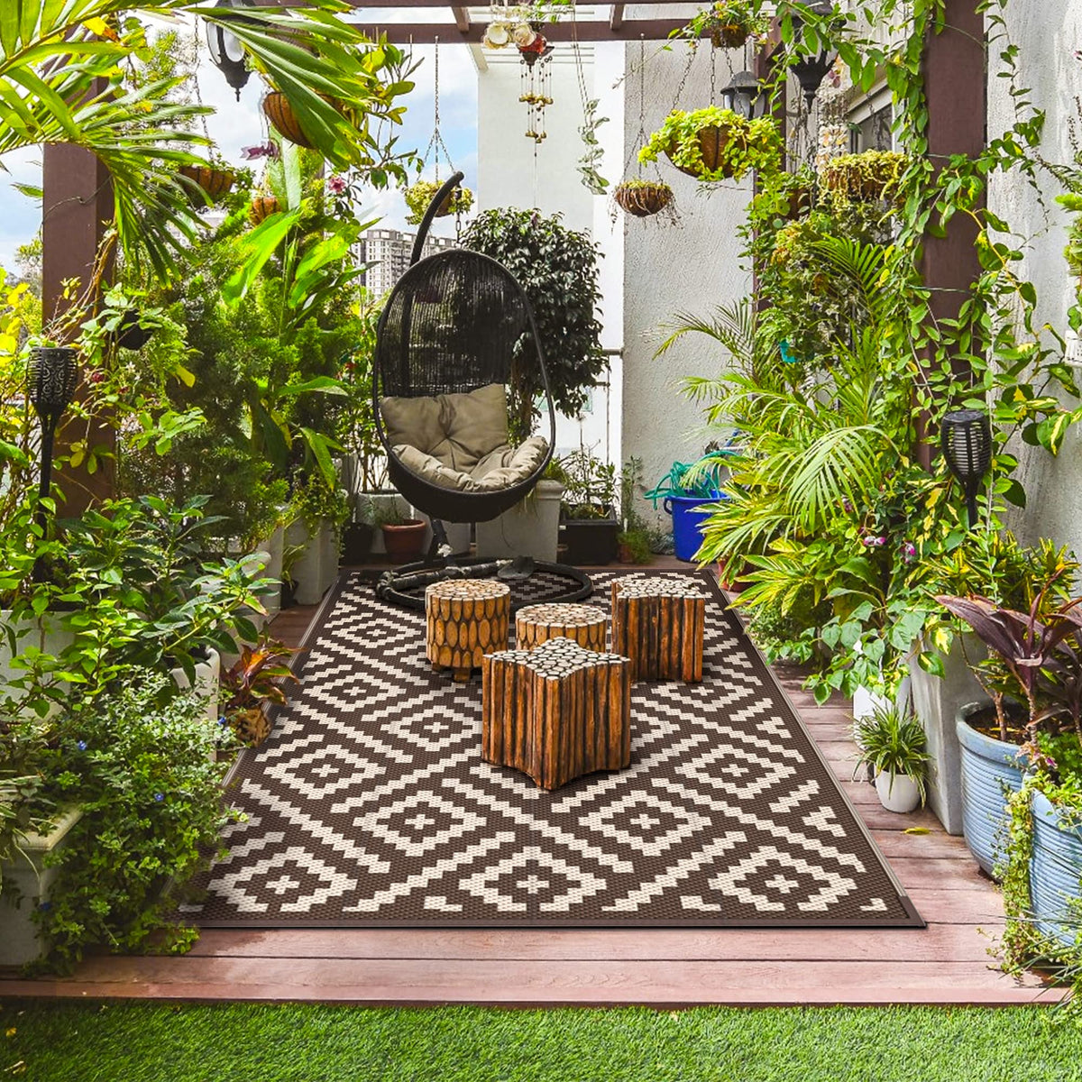 GENIMO dark-surface outdoor rug conceals stains on decks