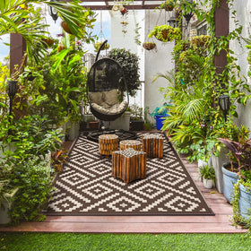 GENIMO dark-surface outdoor rug conceals stains on decks