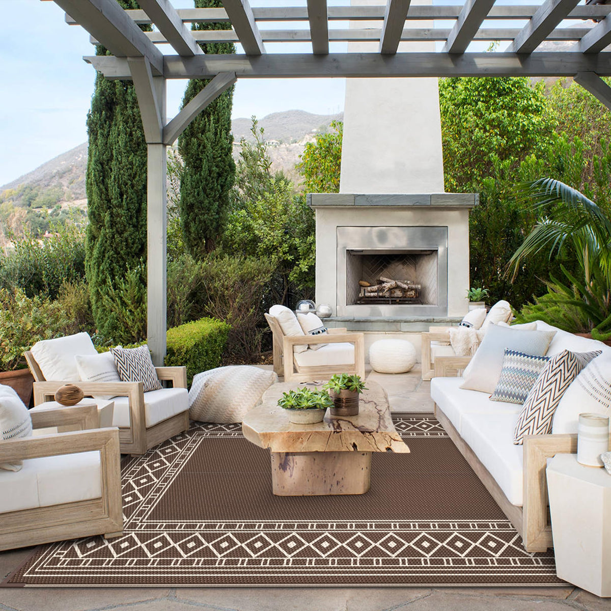 GENIMO rug shows double-sided weaving for versatile color options on patios.
