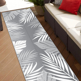 Waterproof and easy to clean GENIMO rug, ideal for decks, patios, or camping.