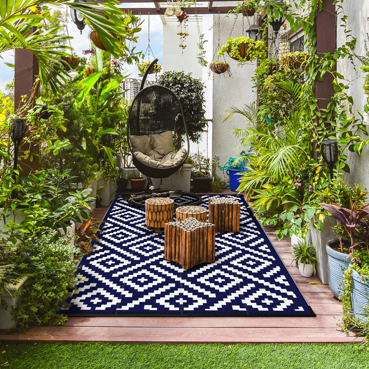 GENIMO weatherproof rug resists heat and wind, keeps colors vibrant.