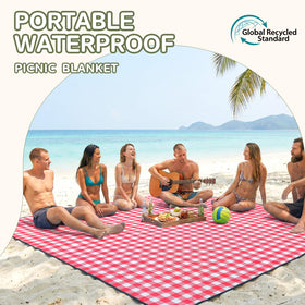 Genovega beach blanket sandproof and easy to shake clean after seaside time.