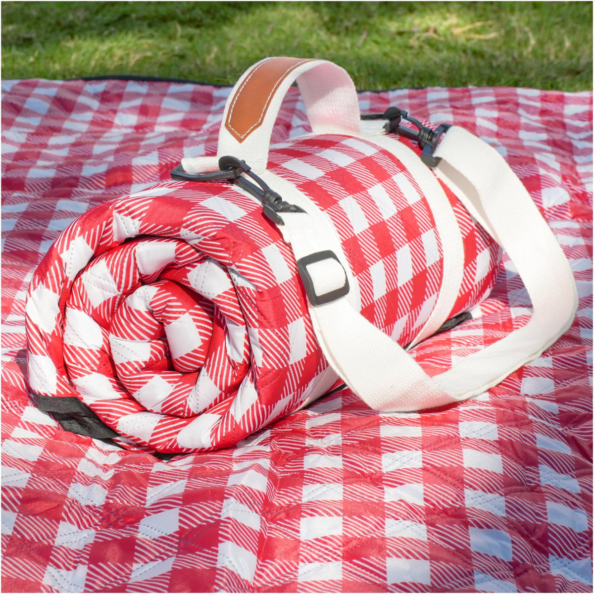 Genovega waterproof picnic blanket, oversized, ideal for family picnics and group gatherings.