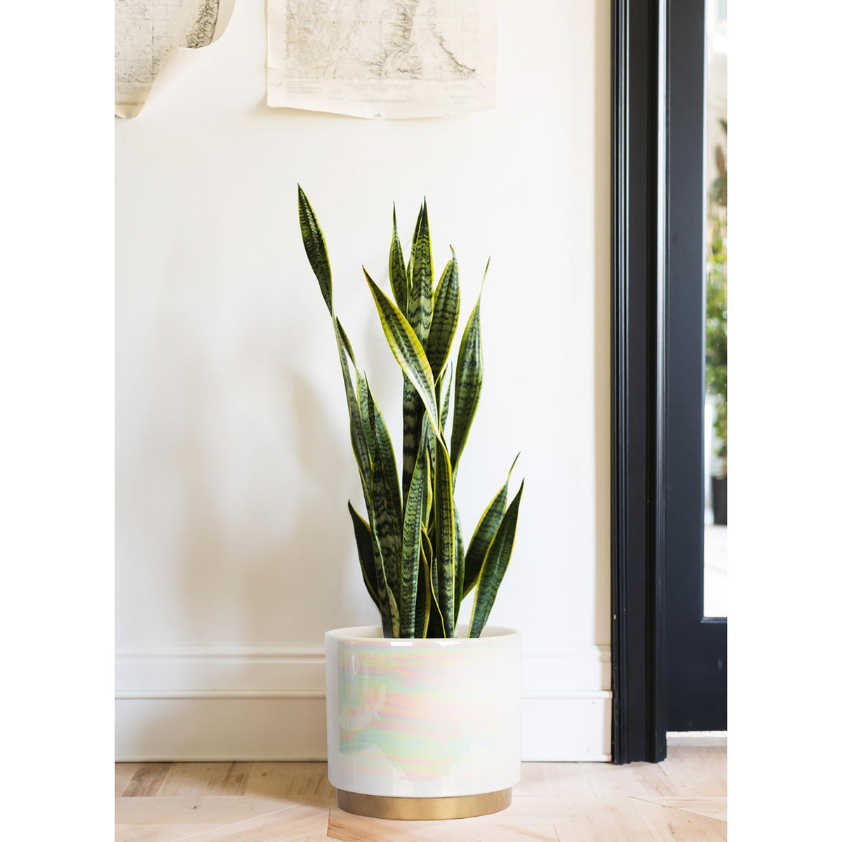 Gepege ceramic pot in durable stoneware suitable for indoor or outdoor use.