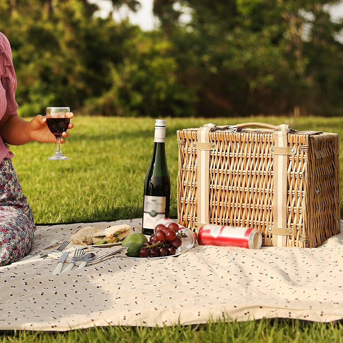 G GOOD GAIN insulated cooler bag keeps beverages chilled during outings.
