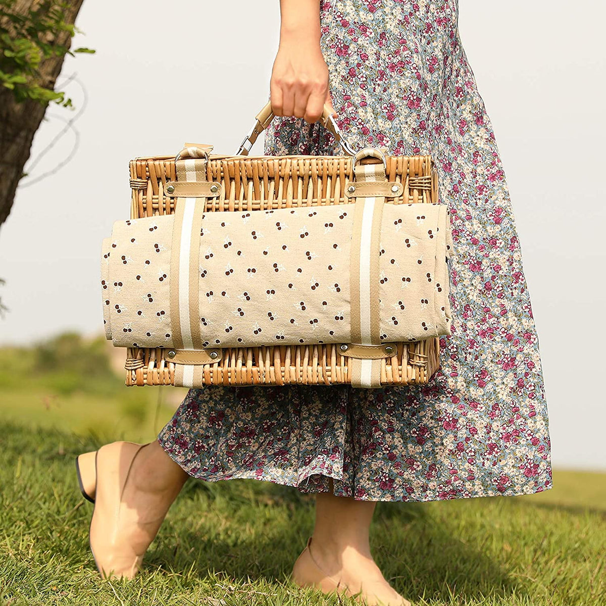 G GOOD GAIN Willow picnic set showing essential utensils and plates.