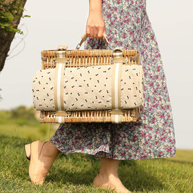 G GOOD GAIN Willow picnic set showing essential utensils and plates.