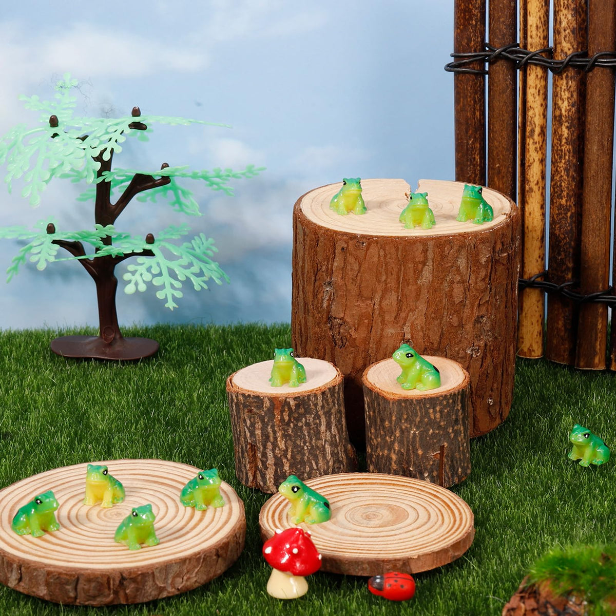 GGSTDDUP green frog dollhouse figurines ideal for mini scenes and storytelling.