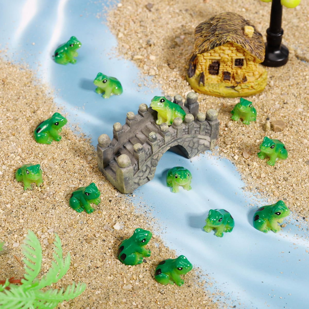 GGSTDDUP green resin frog miniatures, waterproof for displays near water features.