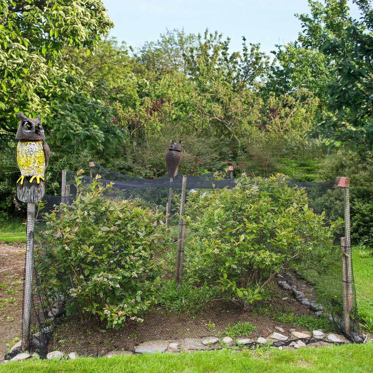 GiftExpress weatherproof PE plastic construction resists rain and sun for durability.