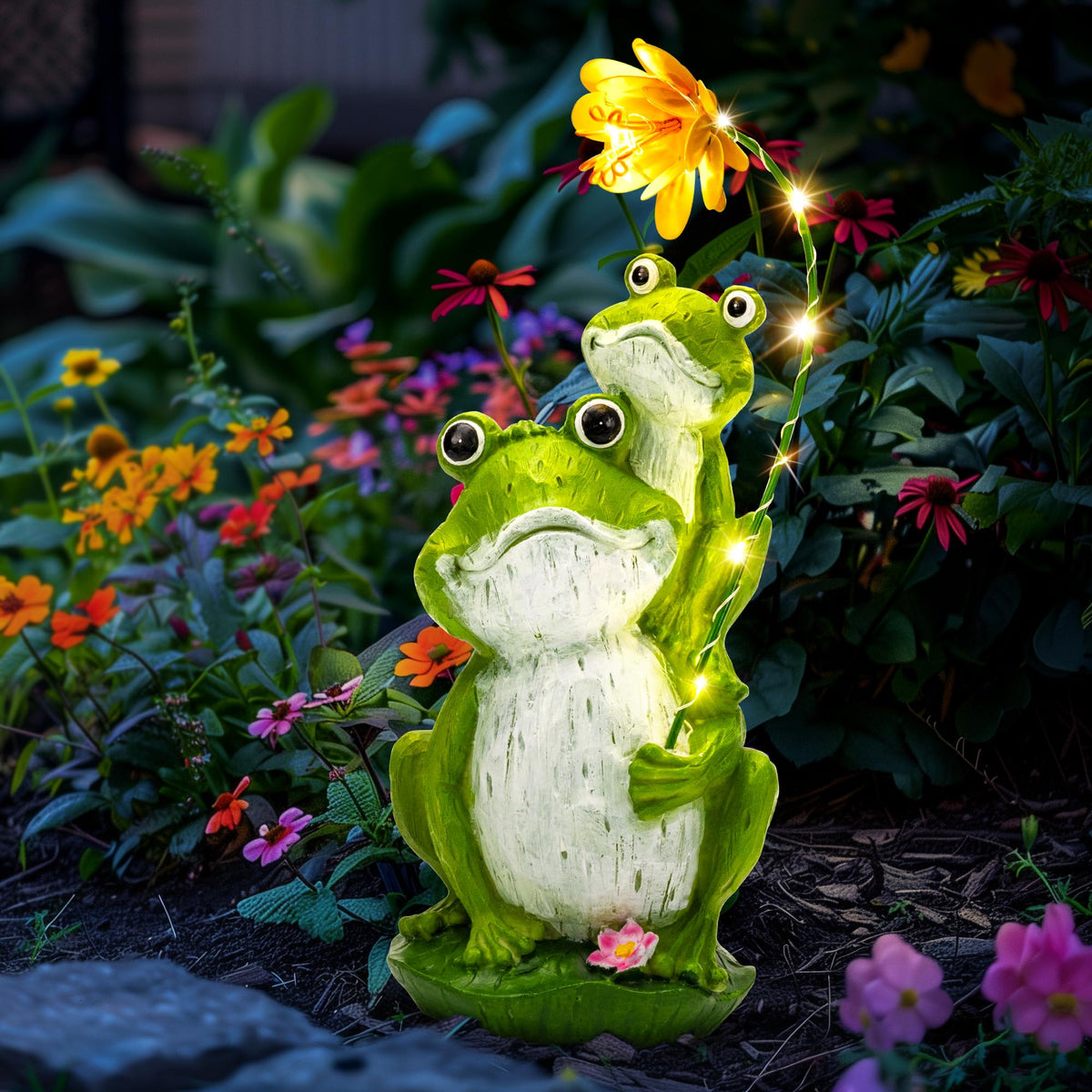 GIGALUMI solar frog light outdoor statue adds a soft twilight glow to your garden.