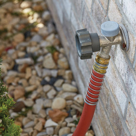 Gilmour 840251-1001 double-reinforced construction resists kinks.