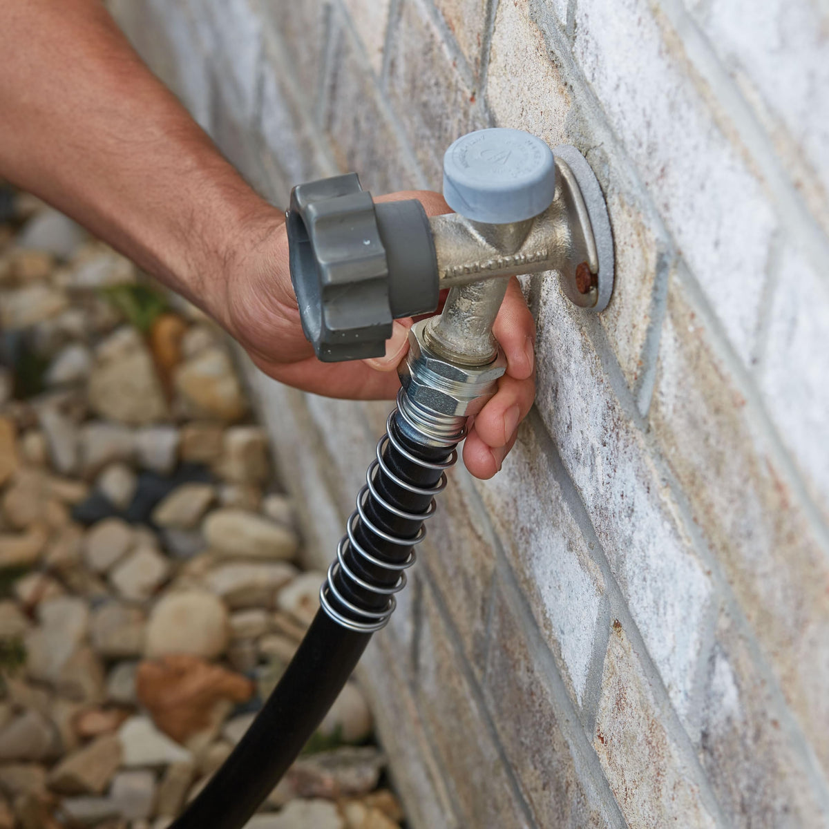 Abrasion-resistant exterior protects the hose through outdoor use.