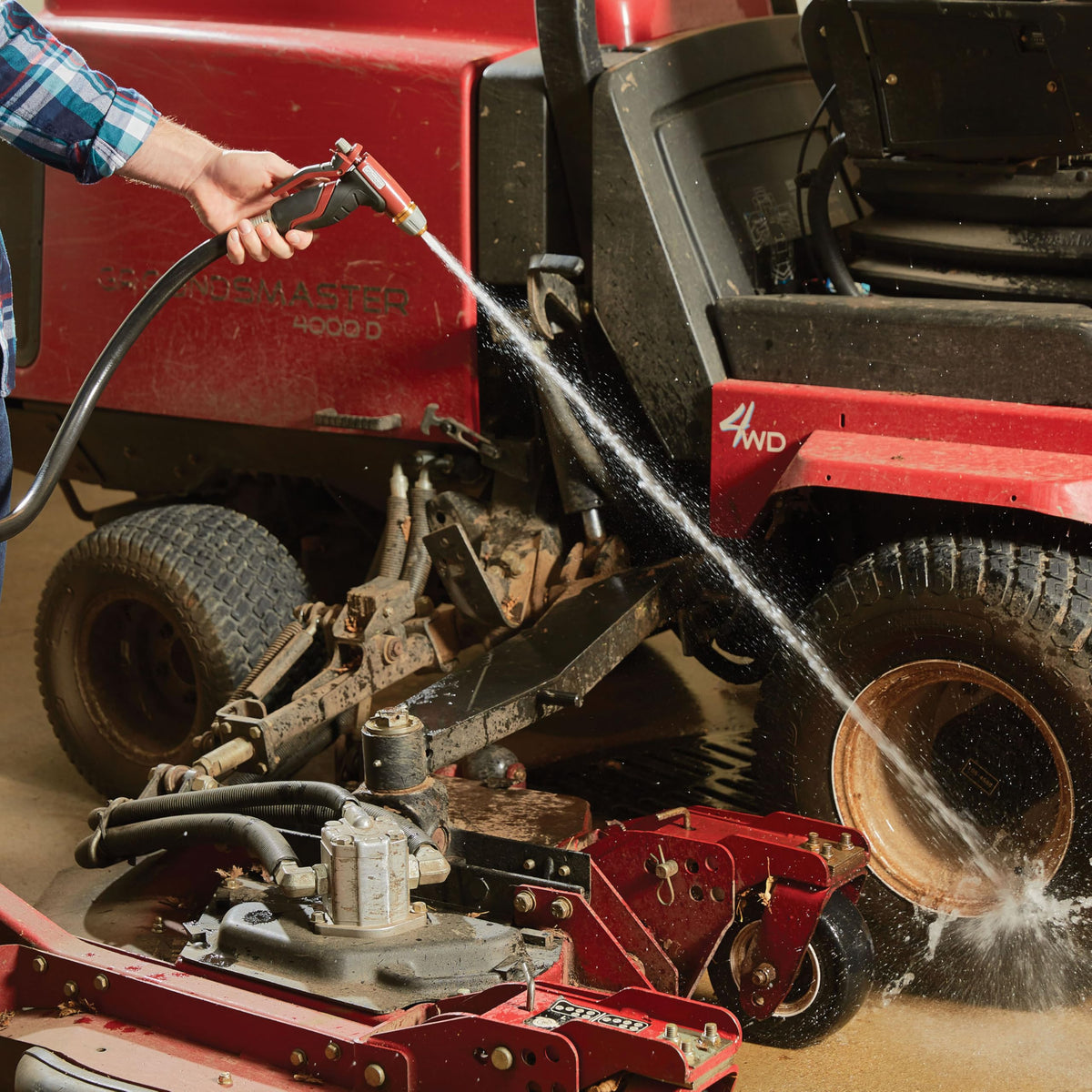 Corrosion-resistant steel couplings extend hose life in demanding environments.