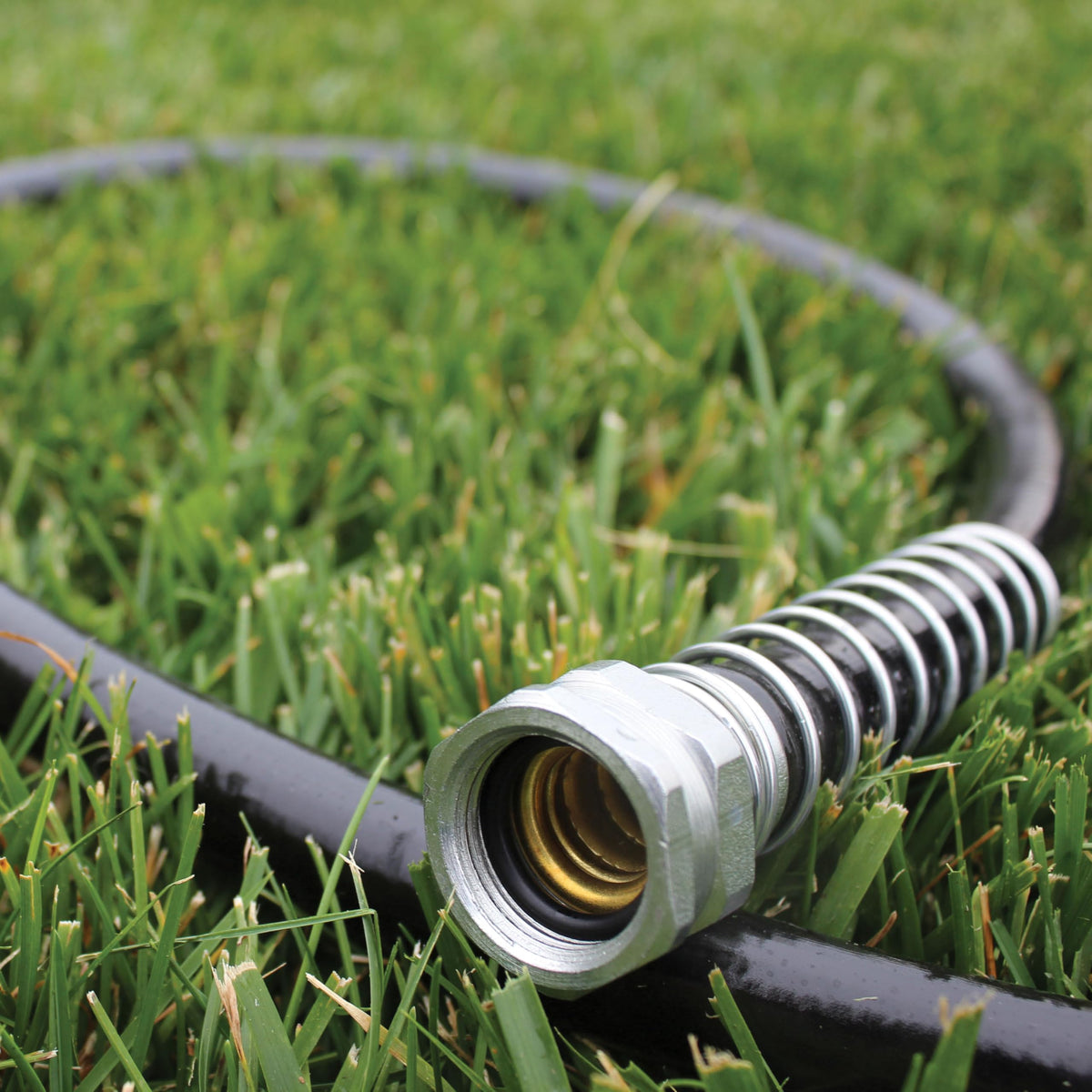 Kink-resistant design keeps water flowing where you need it most.