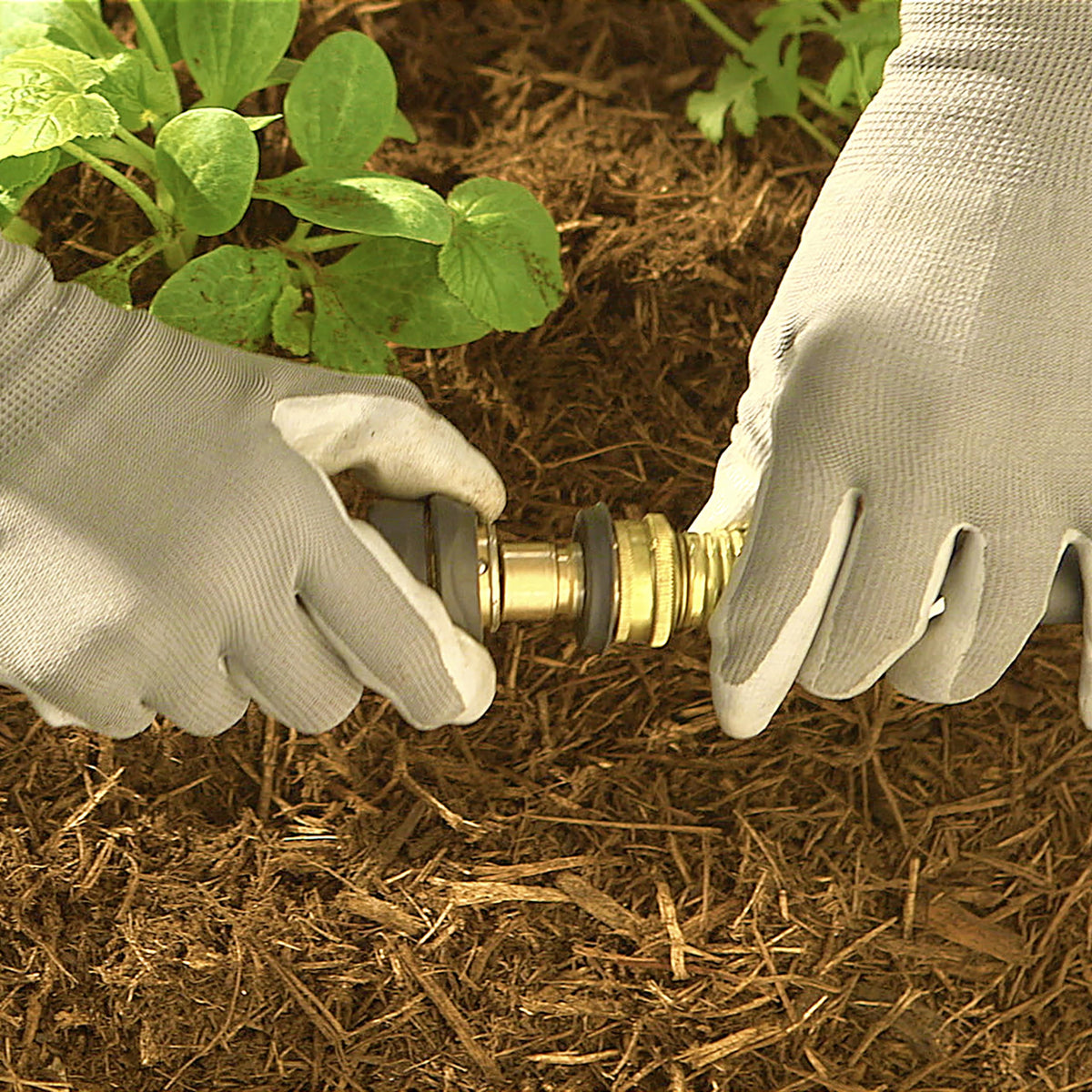 Gilmour rubber-grip connector provides a secure grip even when wet.