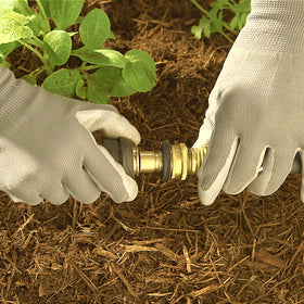 Gilmour rubber-grip connector provides a secure grip even when wet.