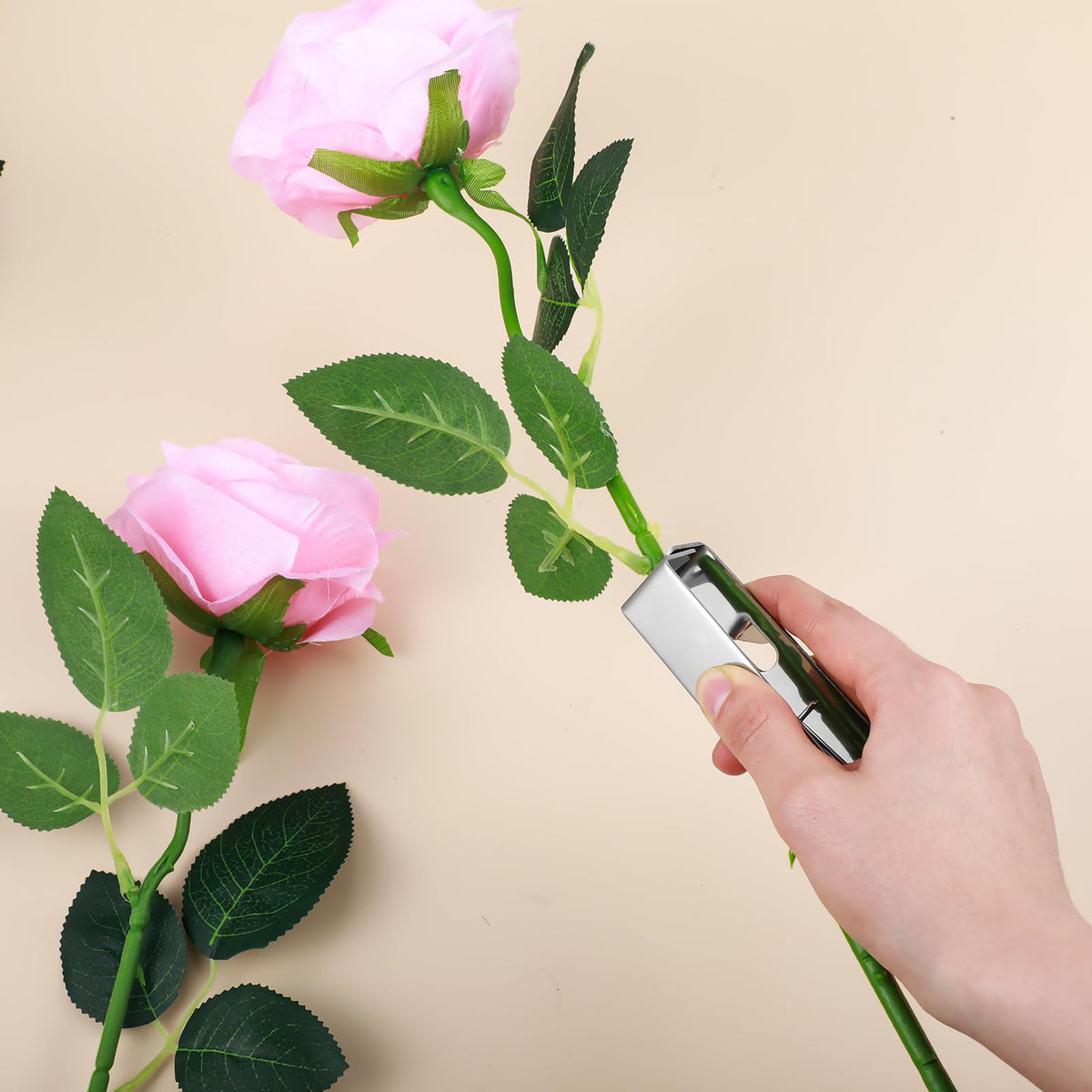 Gisafai stem remover tool sized at 11.5 cm fits easily in hand.