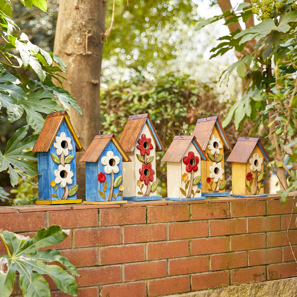 Glitzhome outdoor bird shelter compatible with various birds