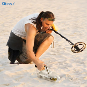 GMGSJ all-in-one tool elevates metal detecting with combined scoop and handle.