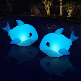 Goallim lights enhance poolside scenes when entertaining guests outdoors.