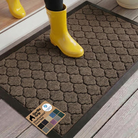 GORILLA GRIP WeatherMAX doormat latte quatrefoil front view traps dirt and moisture.