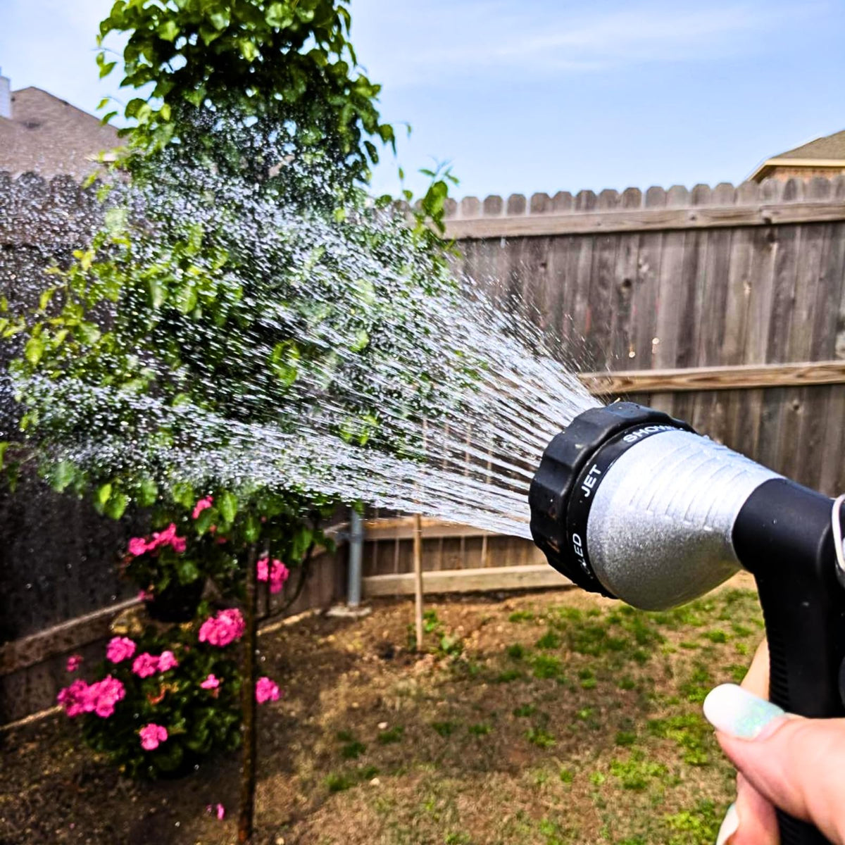 GREEN MOUNT nozzle with adjustable sprays for gentle watering and powerful cleaning.