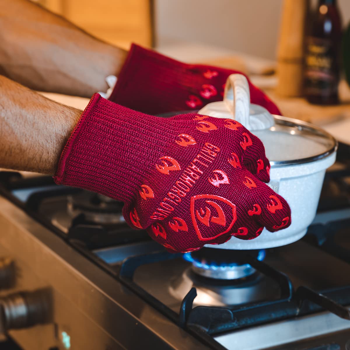 Grill Armor Gloves 932F heat resistance close-up for extreme cooking tasks.
