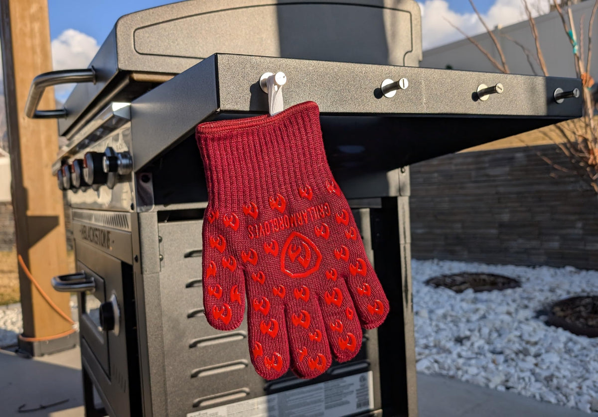 Grill Armor Gloves BBQ-tongs in action show heat protection while flipping.