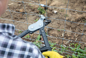 GRIPPLE wire joiner medium during splicing tasks demonstrates consistent tension.