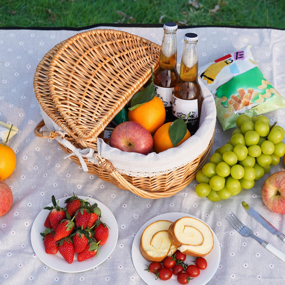 HappyPicnic basket stacks neatly for space-saving storage