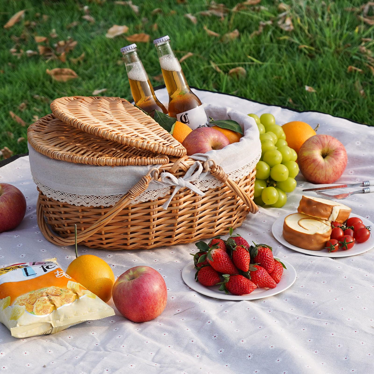 HappyPicnic basket with removable liner for easy cleaning after picnics